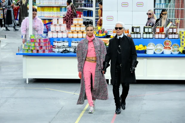 Карл Лагерфельд и Кара Делевинь на показе Chanel осень-зима — 2014
