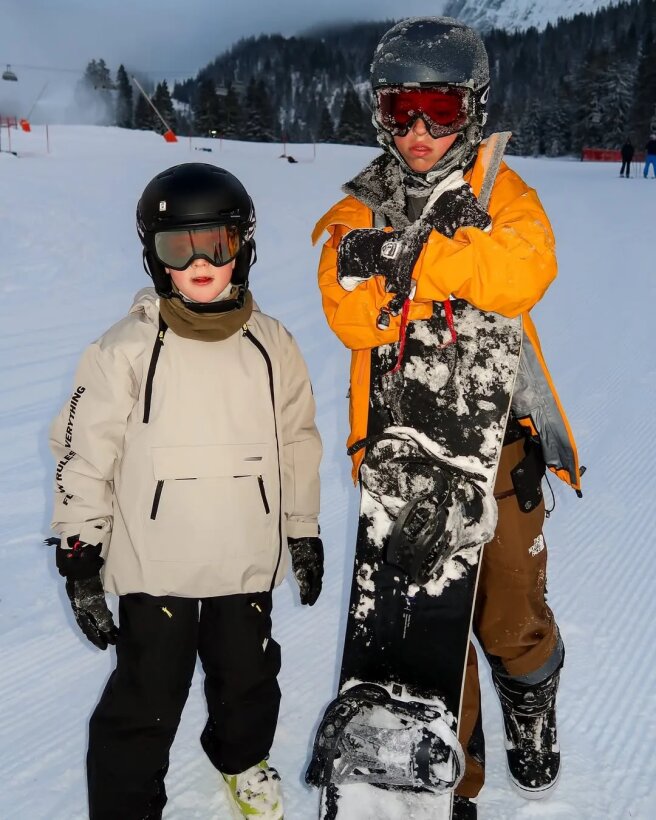 Сын Джейсона Стэтхема и Рози Хантингтон-Уайтли (слева) с другом