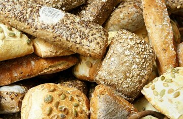 Freshly baked organic bread rolls arranged on a tray