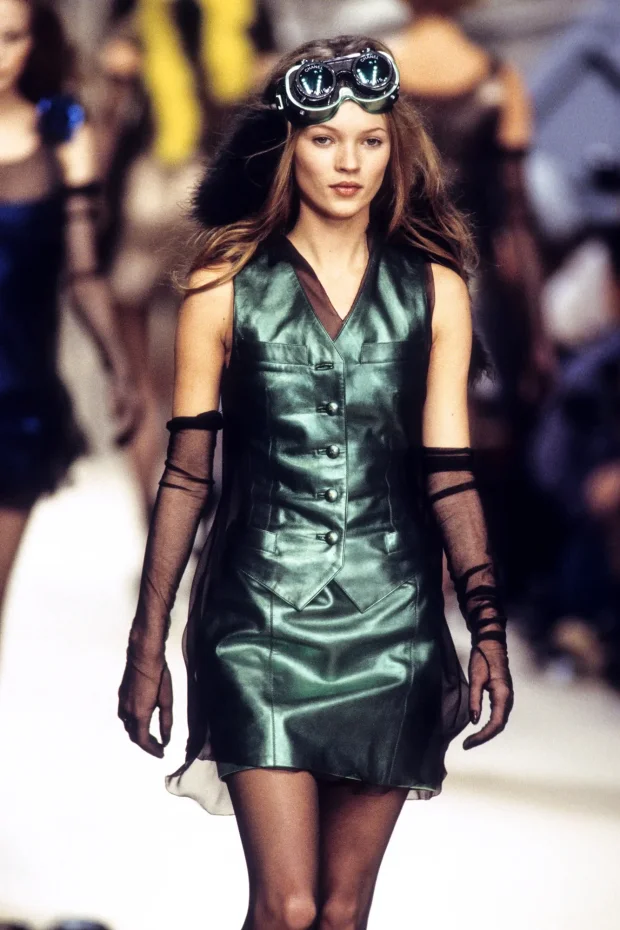 Кейт Мосс на показе Chanel осень-зима — 1994