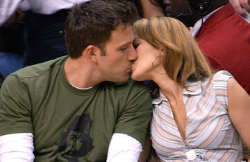 Jennifer Lopez and Ben Affleck caught kissing: video