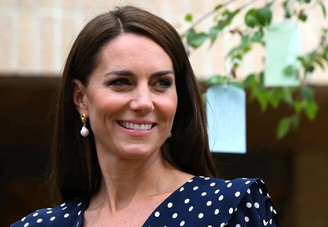 The media removed a new photo of Kate Middleton due to Photoshop. Kate admitted guilt and made a public comment