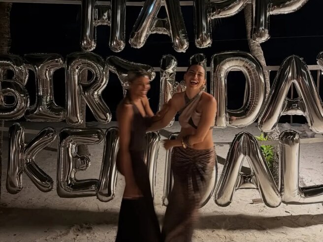 Кендалл Дженнер с подругой