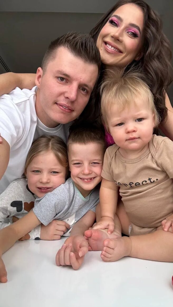 Лерчек и Артём Чекалин с детьми