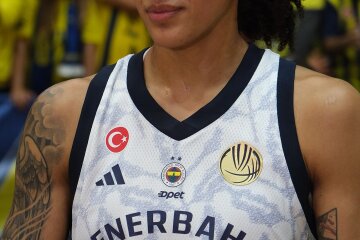 Gabby Williams playing basketball for Fenerbahce