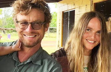 Simon Baker's ex-girlfriend denies that the actor broke up with her because of her participation in the anti-vaccination rally
