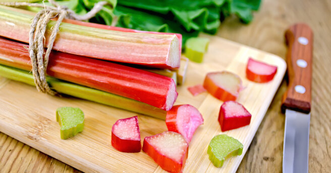 What to make from rhubarb: TOP 3 spring recipes