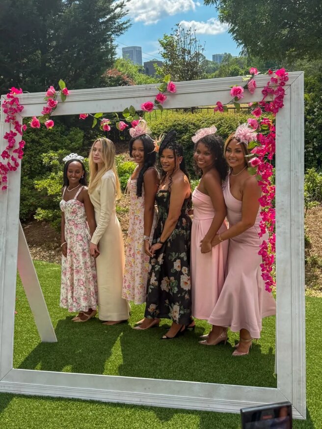 Анджелина Джоли с дочерью и участницами бранча