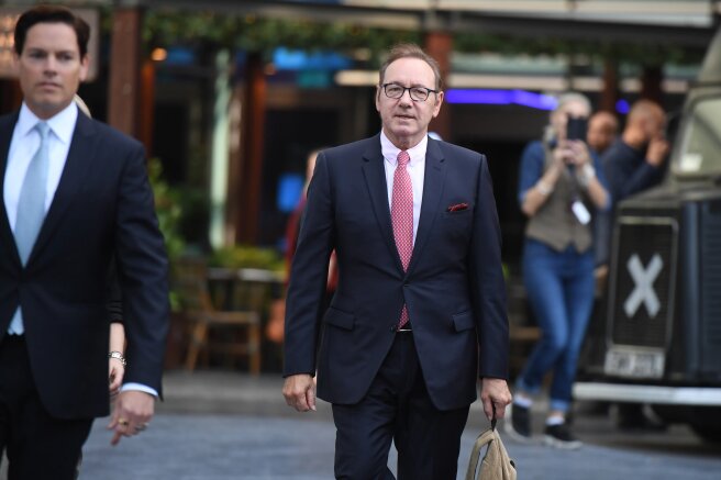 Кевин Спейси у здания суда