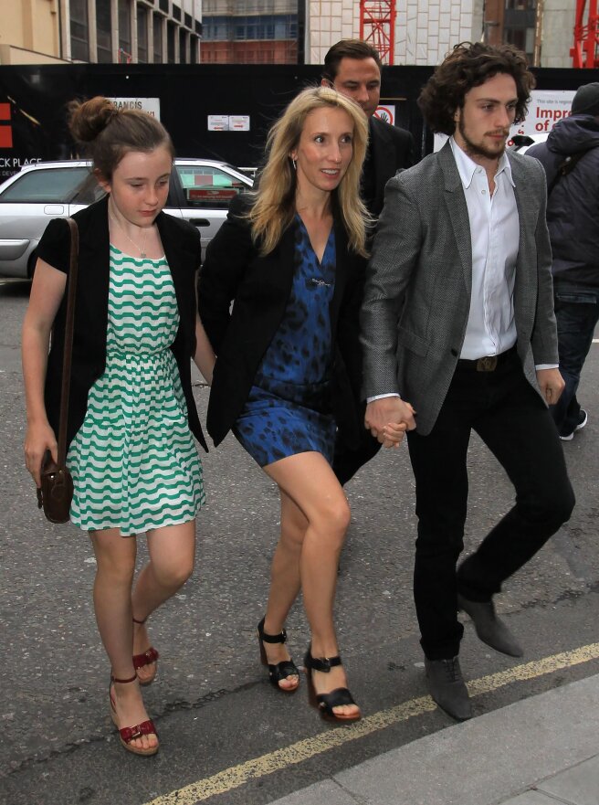Сэм Тейлор-Джонсон с дочерью от первого брака и Аарон Тейлор-Джонс (2011 год. )/Фото: Danny Martindale/Getty Images
