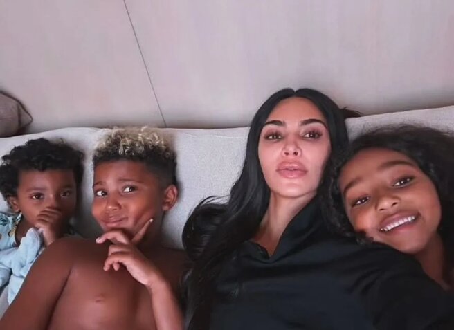 Ким Кардашьян с детьми/Фото: kimkardashian/Instagram*