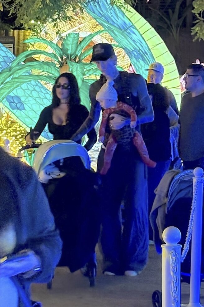 Меган Фокс и Machine Gun Kelly с дочерью