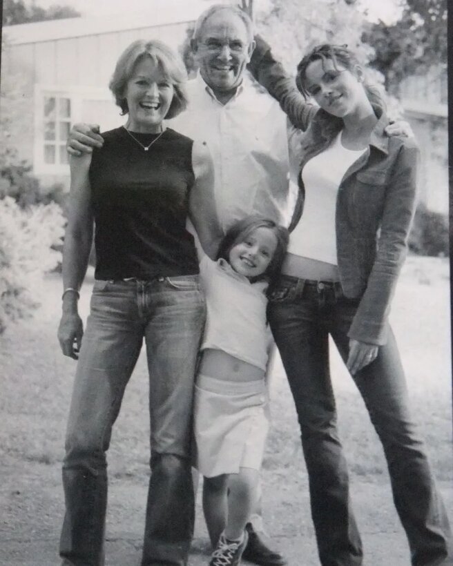 Кейт Бекинсейл с матерью, отчимом и дочерью