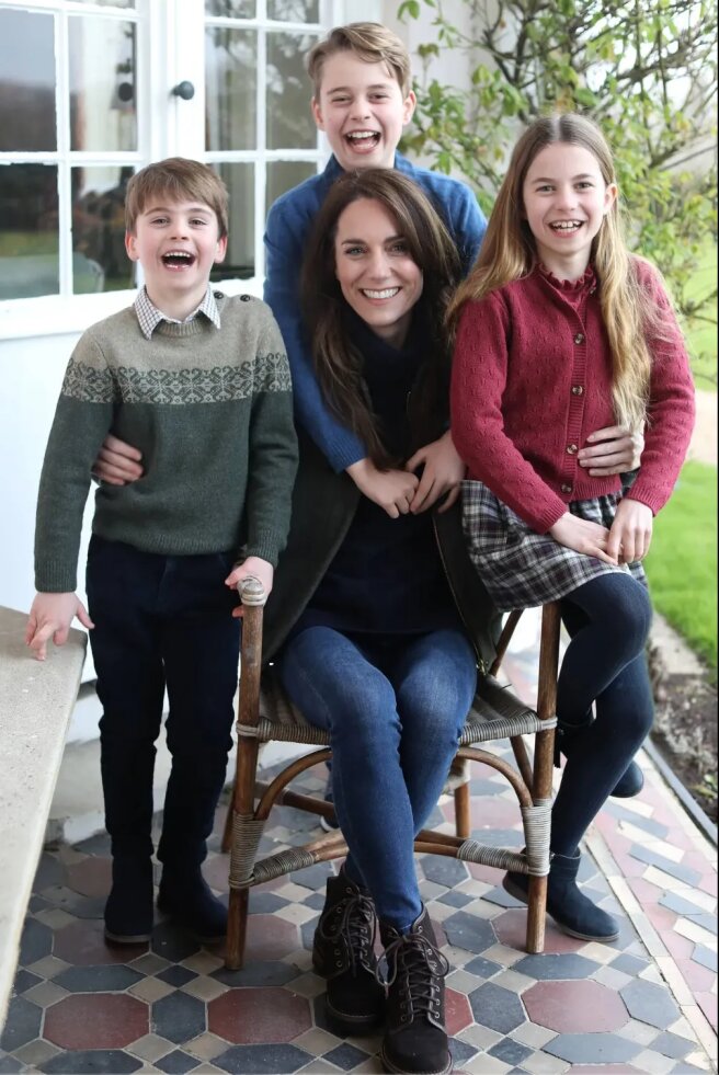 Фото Кейт Миддлтон с детьми, на котором нашли следы фотошопа/Фото: princeandprincessofwales/Instagram*