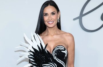 Demi Moore, Chloë Sevigny and Naomi Watts in swan outfits presented the series "Feud" in New York