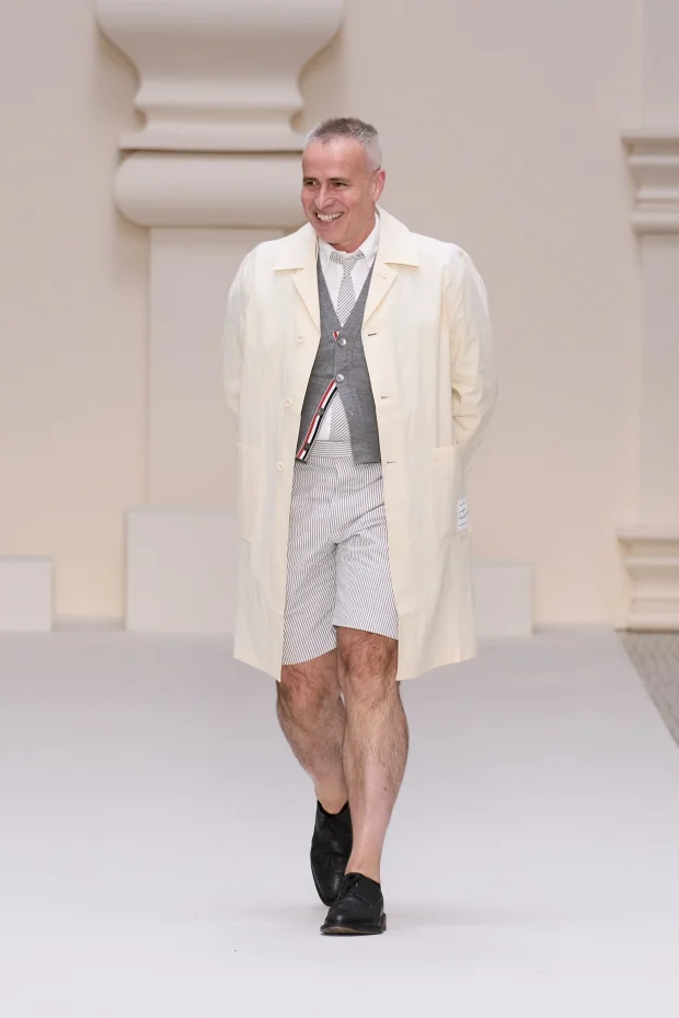 Том Браун в финале показа Thom Browne Couture осень-зима — 2024/Фото: Umberto Fratini/Gorunway