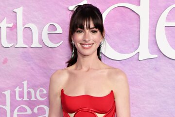 Anne Hathaway attended the premiere of the film "A Thought of You" in New York and spoke about how she chose sobriety for the sake of her son
