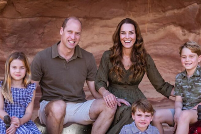 Kate Middleton and Prince William with their children presented a Christmas card. The photo was taken in Jordan