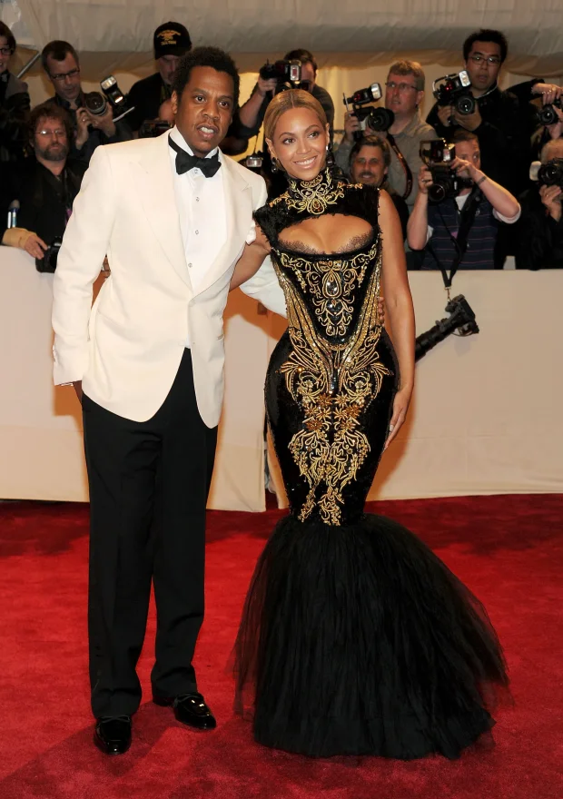 В 2011 году на церемонии MTV VMAs в Лос-Анджелесе знаменитости объявили, что ждут ребёнка. Перед исполнением песни 