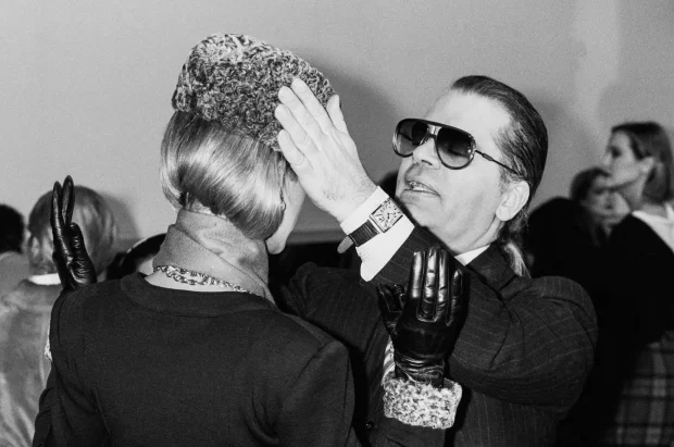 Карл Лагерфельд за кулисами показа Chanel осень-зима — 1984