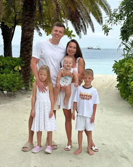 Артём и Валерия Чекалины с детьми