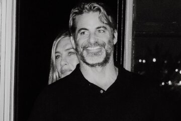 "If this is a dream, I don't want to wake up." Jennifer Aniston's hypnotherapist boyfriend shared new photos of her.