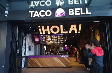 Exterior of a Taco Bell fast food restaurant location