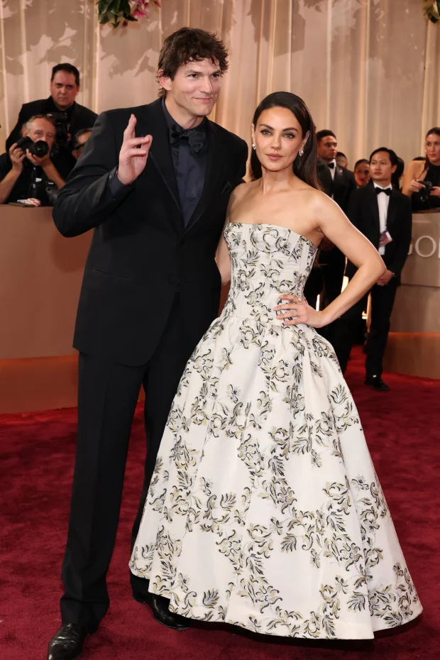 Мила Кунис в Carolina Herrera и Эштон Кутчер