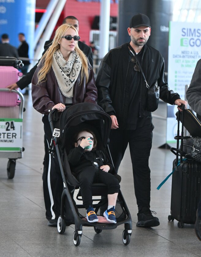 Линдси Лохан с мужем и сыном в аэропорту Нью-Йорка