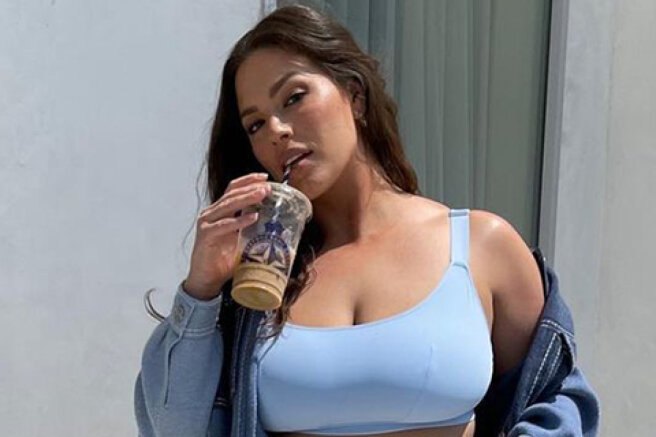 Subscriber Ashley Graham drew attention to the model's stretch marks. She answered her