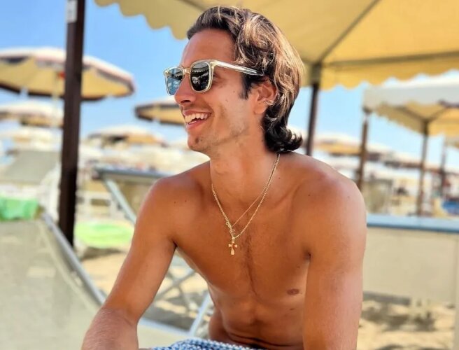 Lorenzo Musetti is the new star of Wimbledon. Everyone is talking about not only his tennis game, but also his hot appearance