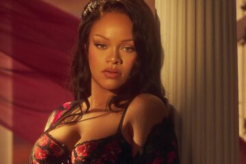 "She wants her own clan, a la the Kardashians." Rihanna's possible pregnancy is being discussed online.