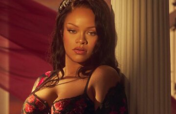 "She wants her own clan, a la the Kardashians." Rihanna's possible pregnancy is being discussed online.