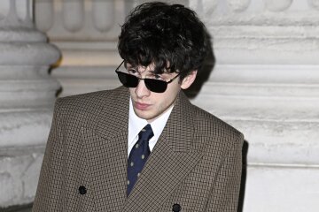 Mark Eidelstein with his alleged girlfriend, Kate Moss, Charlotte Gainsbourg, and Austin Butler at the Saint Laurent show