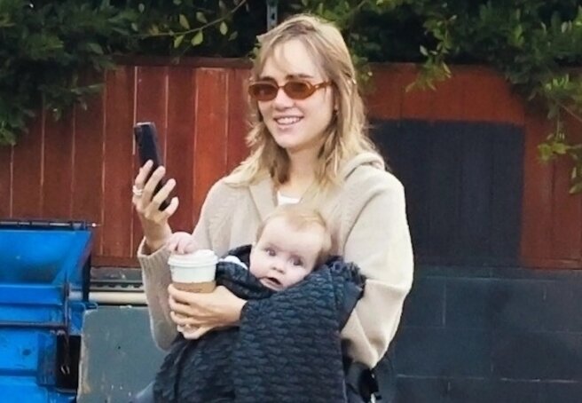 Suki Waterhouse Shows Off Her Daughter's Face With Robert Pattinson For The First Time