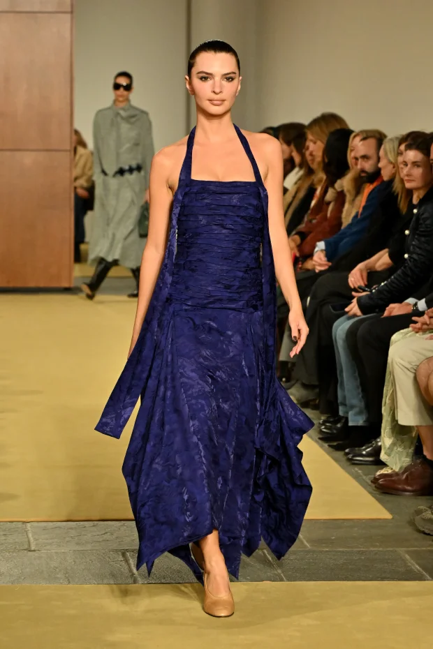 Эмили Ратаковски на показе Tory Burch осень-зима — 2026