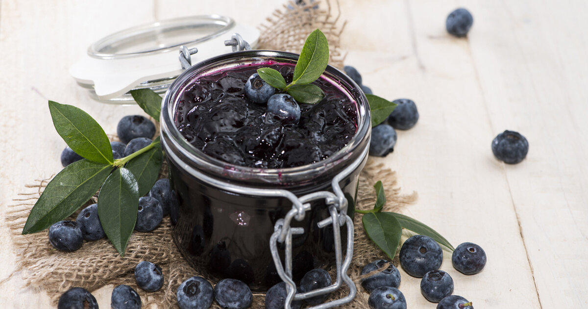 Blueberries mashed with sugar a recipe for harvesting for the winter