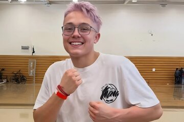 Angelina Jolie and Brad Pitt's 17-year-old son appeared in public with pink hair.