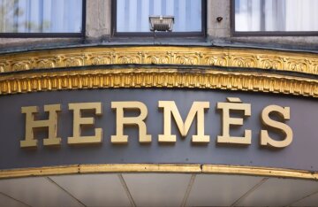 An assistant to the heir to the fashion house Hermès stole $13 billion from him.