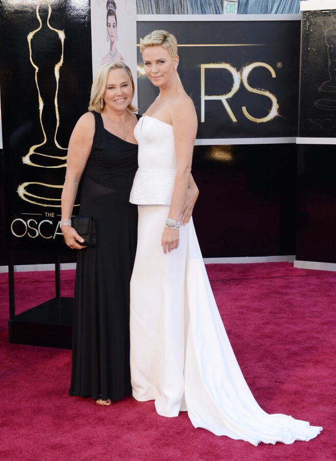 Шарлиз Терон с мамой