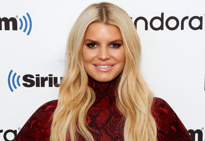 Jessica Simpson has denied rumors that she is abusing alcohol again