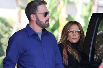 'Holding Hands and Kissing': Jennifer Lopez and Ben Affleck Photographed Together After Divorce Announcement