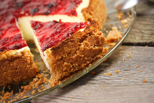 What to cook from raspberries: cheesecake