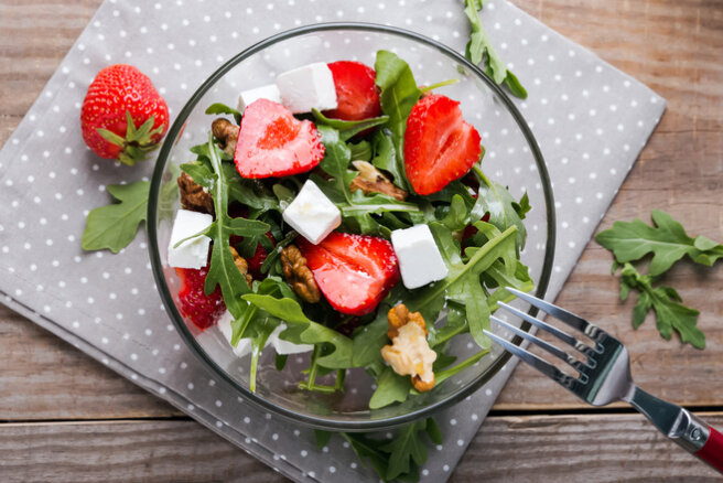 Salad with strawberries and feta