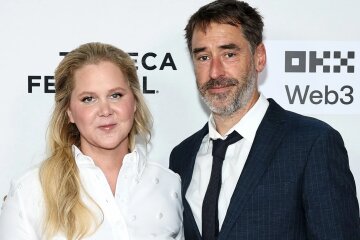 Amy Schumer is divorcing her husband.