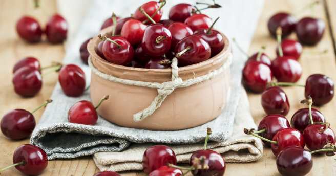 Recipes with cherries: preparing berry-curd tartlets