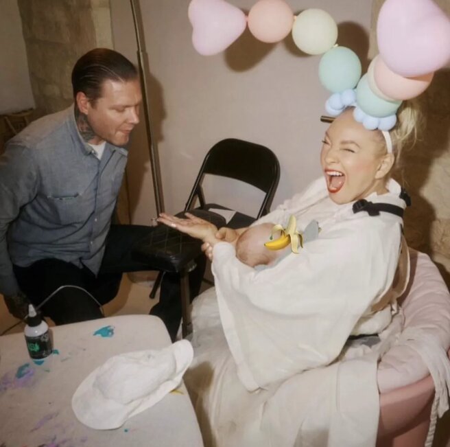 Певица Sia с ребёнком и другом/Фото: личный архив