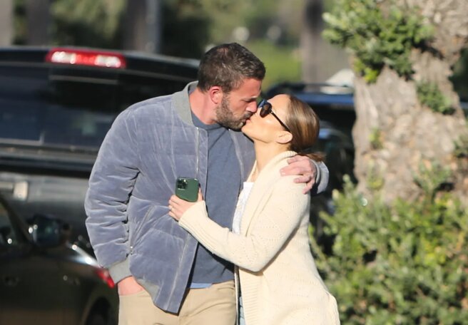 Jennifer Lopez and Ben Affleck kiss while walking in Los Angeles