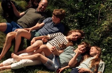 Kate Middleton and Prince William posted a photo with their children to mark their 15th wedding anniversary.