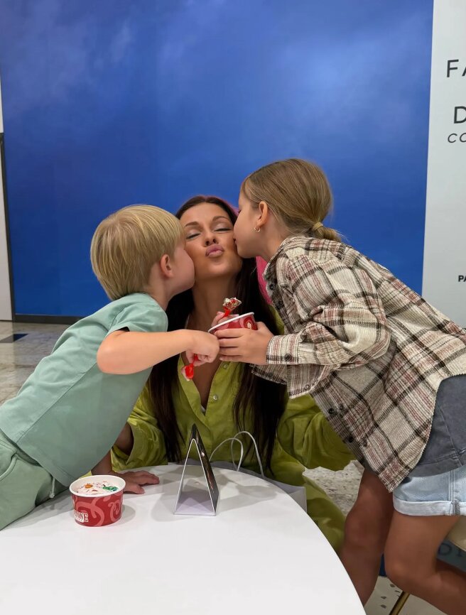 Нюша с детьми